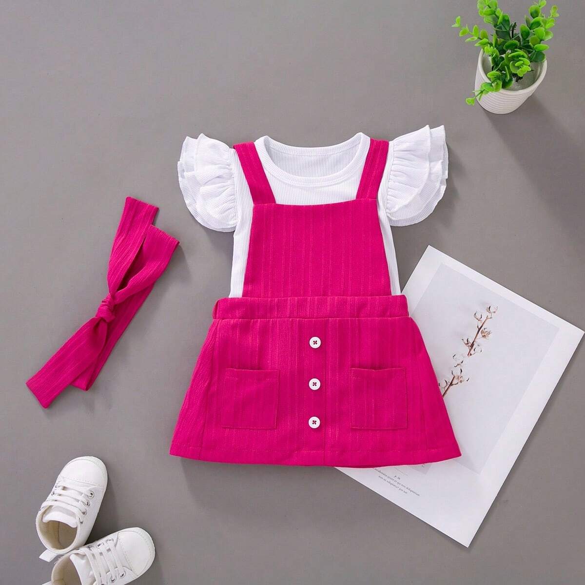 طقم بيبي بناتي من شي إن – تيشيرت بحافة مكشكشة مع فستان شامل ورباط رأس