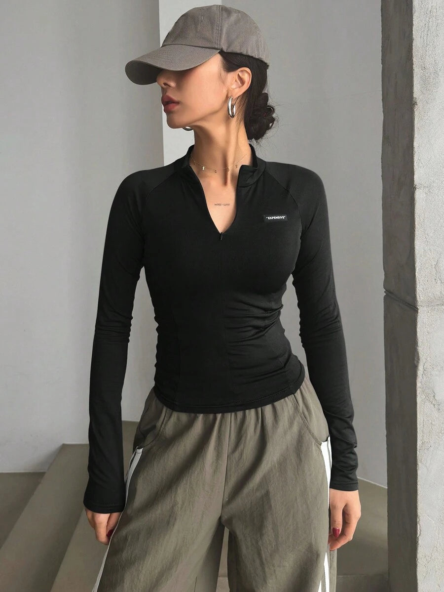 تيشيرت نسائي ضيق بأكمام طويلة وسحاب نصفي بطبعة حروف من السيليكون من ديزي