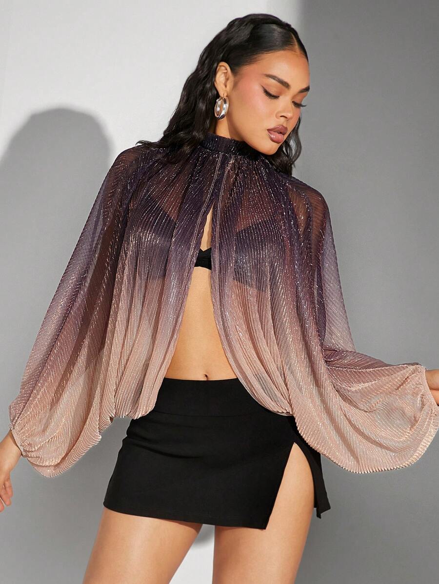 بلوزة  أنيقة بتدرج ألوان (Ombre) ولمعة خفيفة – شق وتكسرات، بياقة عالية وأكمام Batwing