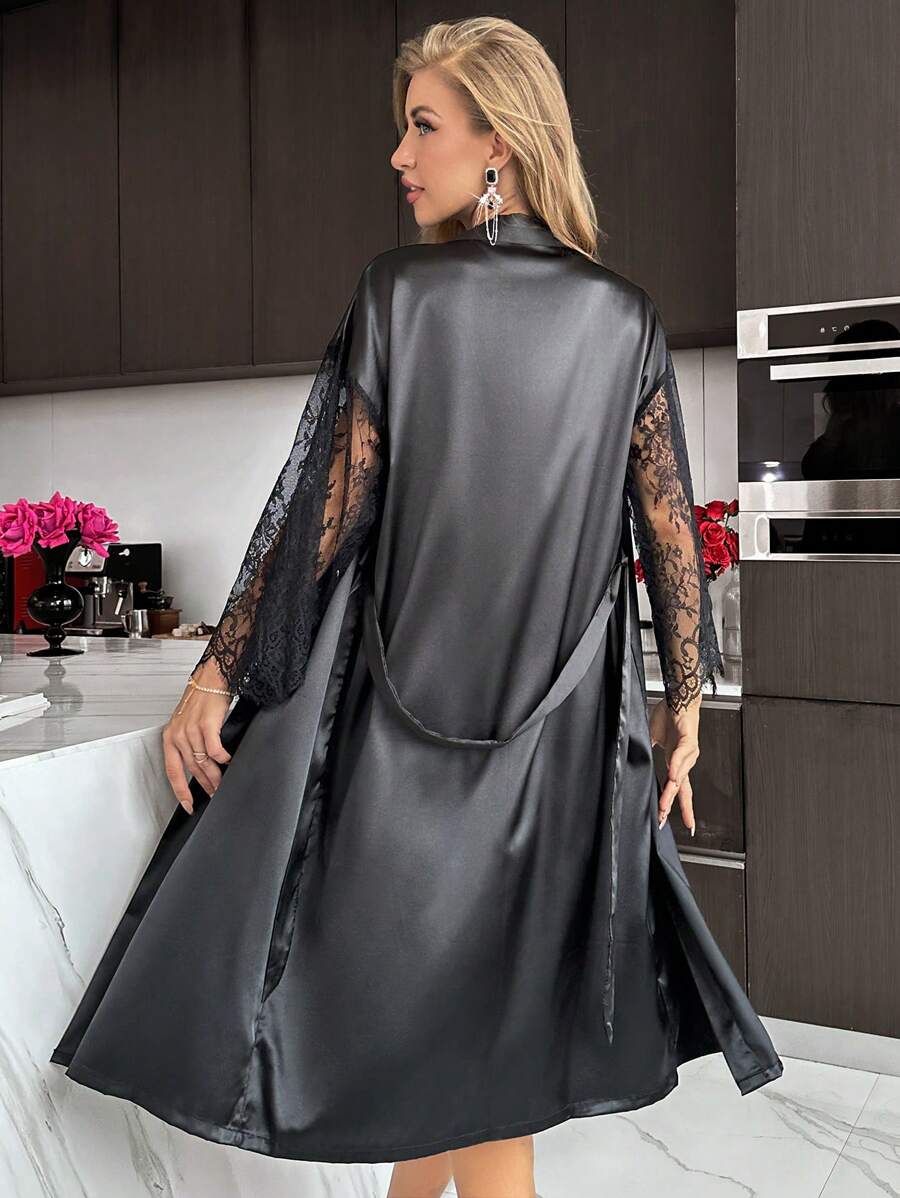 قميص نوم ستان بحمالات متقاطعة منسدل من الخلف مع روب نوم من الدانتيل متباين