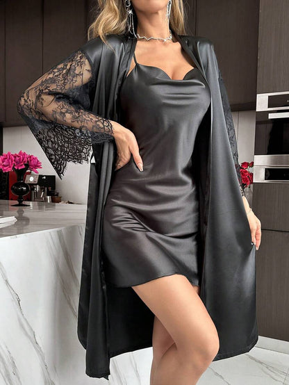 قميص نوم ستان بحمالات متقاطعة منسدل من الخلف مع روب نوم من الدانتيل متباين