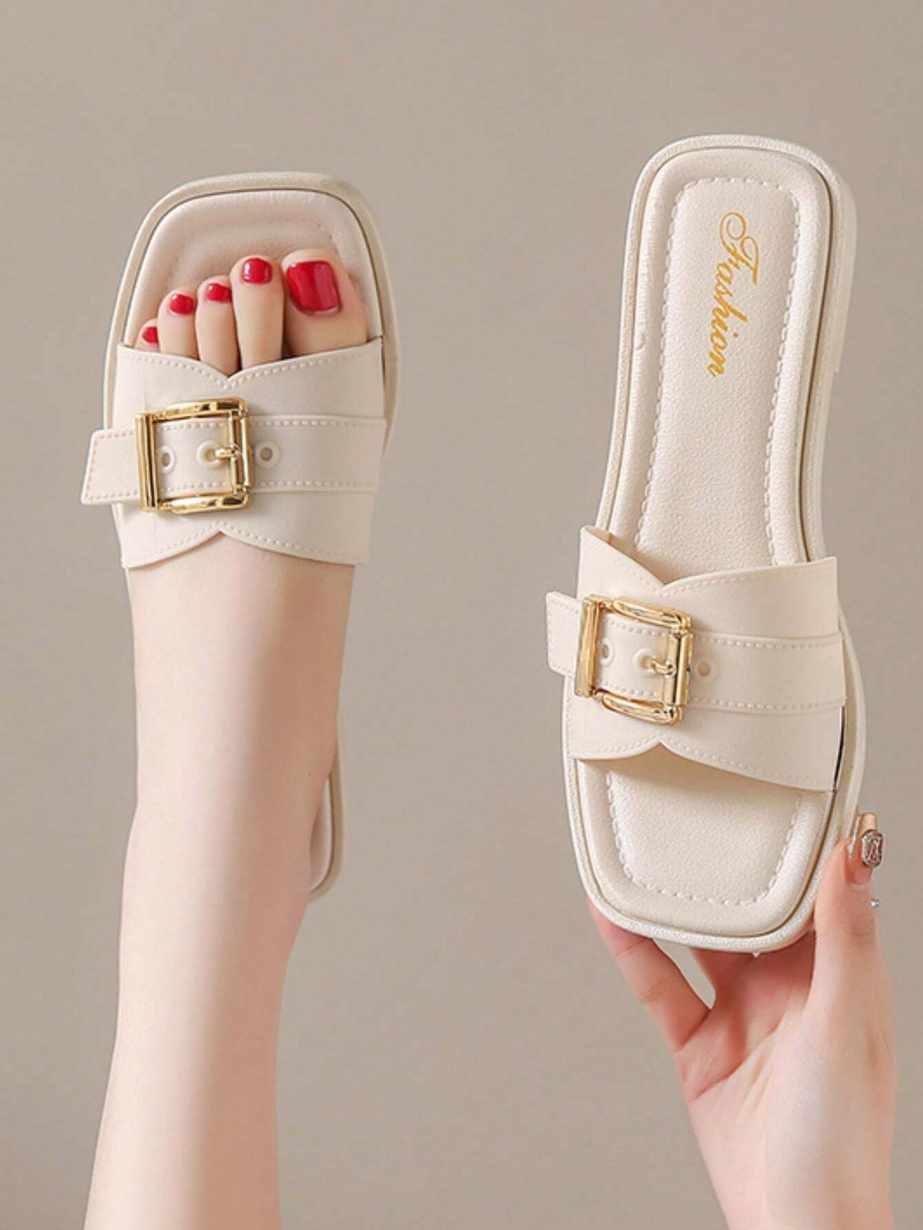 سليبر نسائي مسطح بإبزيم خفيف الوزن ناعم ومريح مضاد للانزلاق مزين بحلقات معدنية