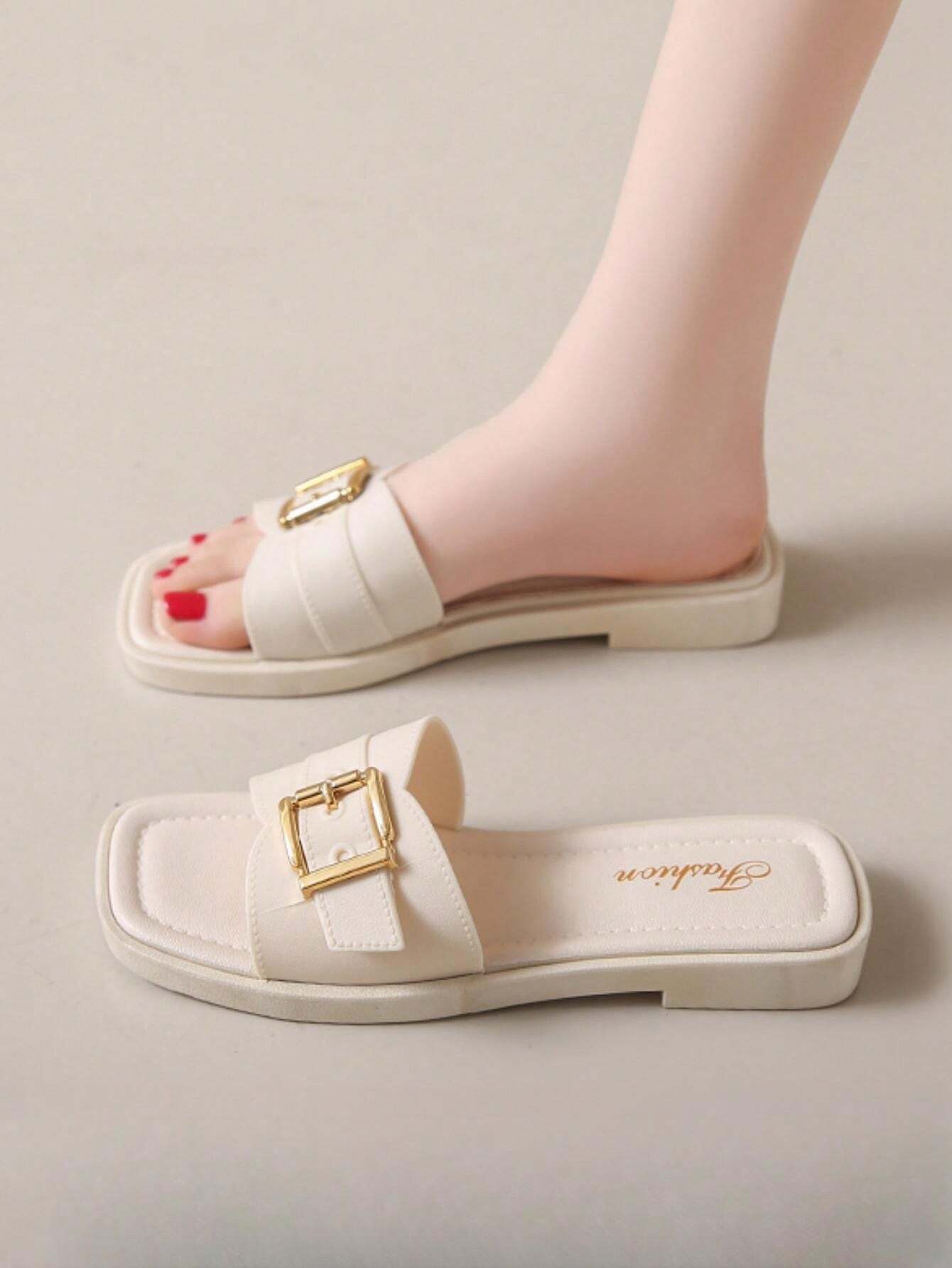 سليبر نسائي مسطح بإبزيم خفيف الوزن ناعم ومريح مضاد للانزلاق مزين بحلقات معدنية