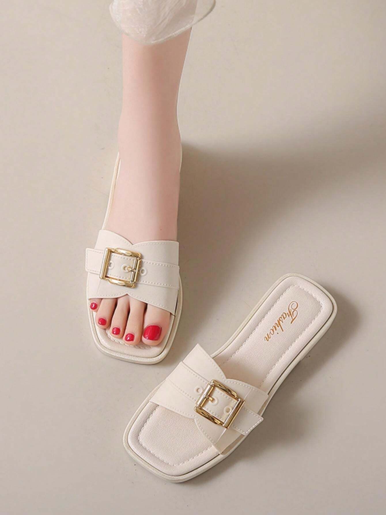 سليبر نسائي مسطح بإبزيم خفيف الوزن ناعم ومريح مضاد للانزلاق مزين بحلقات معدنية