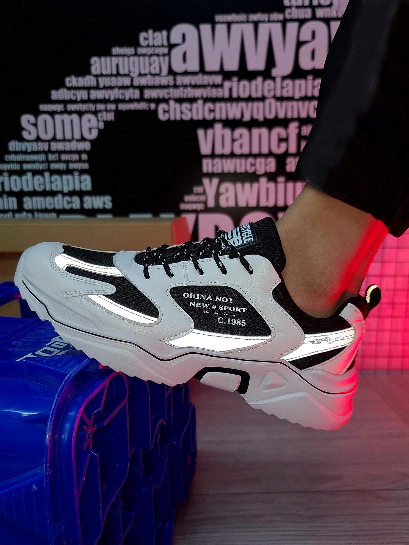 حذاء سنيكرز رجالي بتصميم عريض عاكس للضوء، أنيق ومريح للتنزه والرياضة