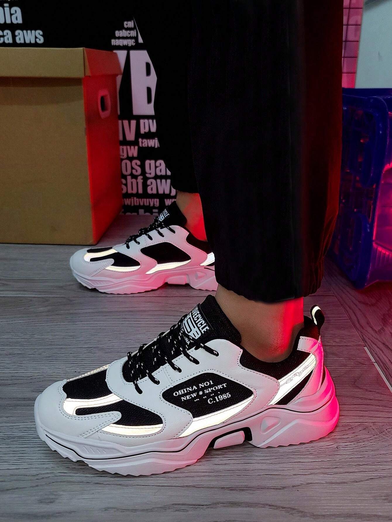 حذاء سنيكرز رجالي بتصميم عريض عاكس للضوء، أنيق ومريح للتنزه والرياضة