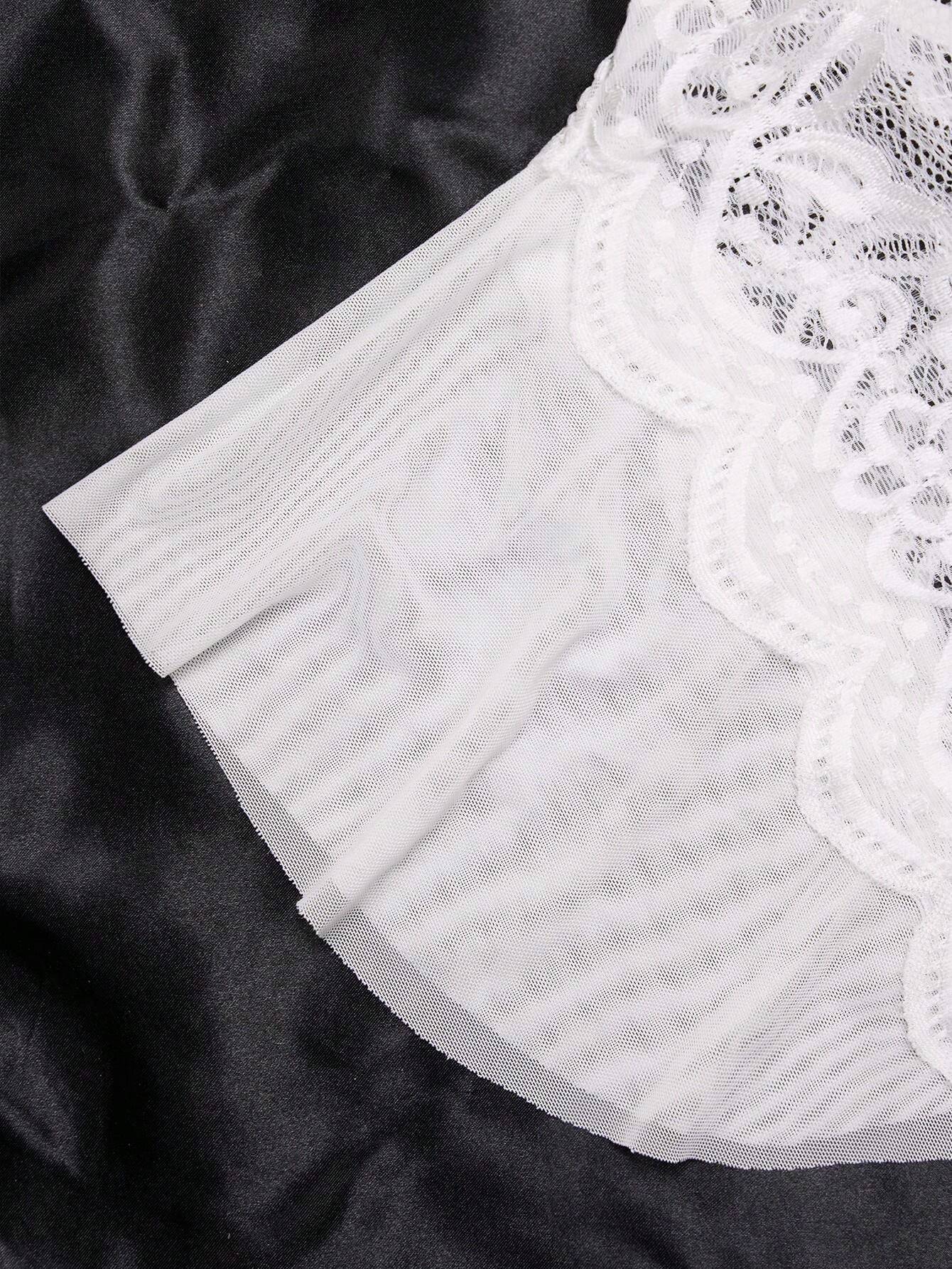 قطعة واحدة من الملابس الداخلية النسائية المثيرة من الدانتيل مع فتحة في المنشعب وتفاصيل شفافة، رائعة للخروج