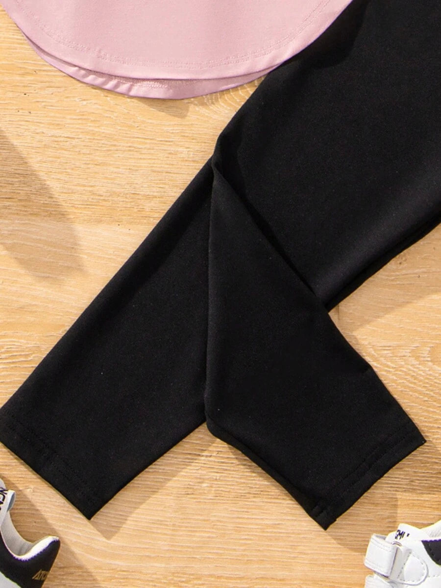 طقم ملابس صيفي من قطعتين من SHEIN للفتيات الصغيرات بنقشة قلب وردية بأكمام قصيرة وبنطلون طويل