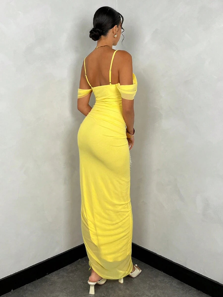 فستان صيفي أصفر اللون من SHEIN BAE برقبة منسدلة وحزام مكشكش وأكمام بشريط وفتحة جانبية عالية