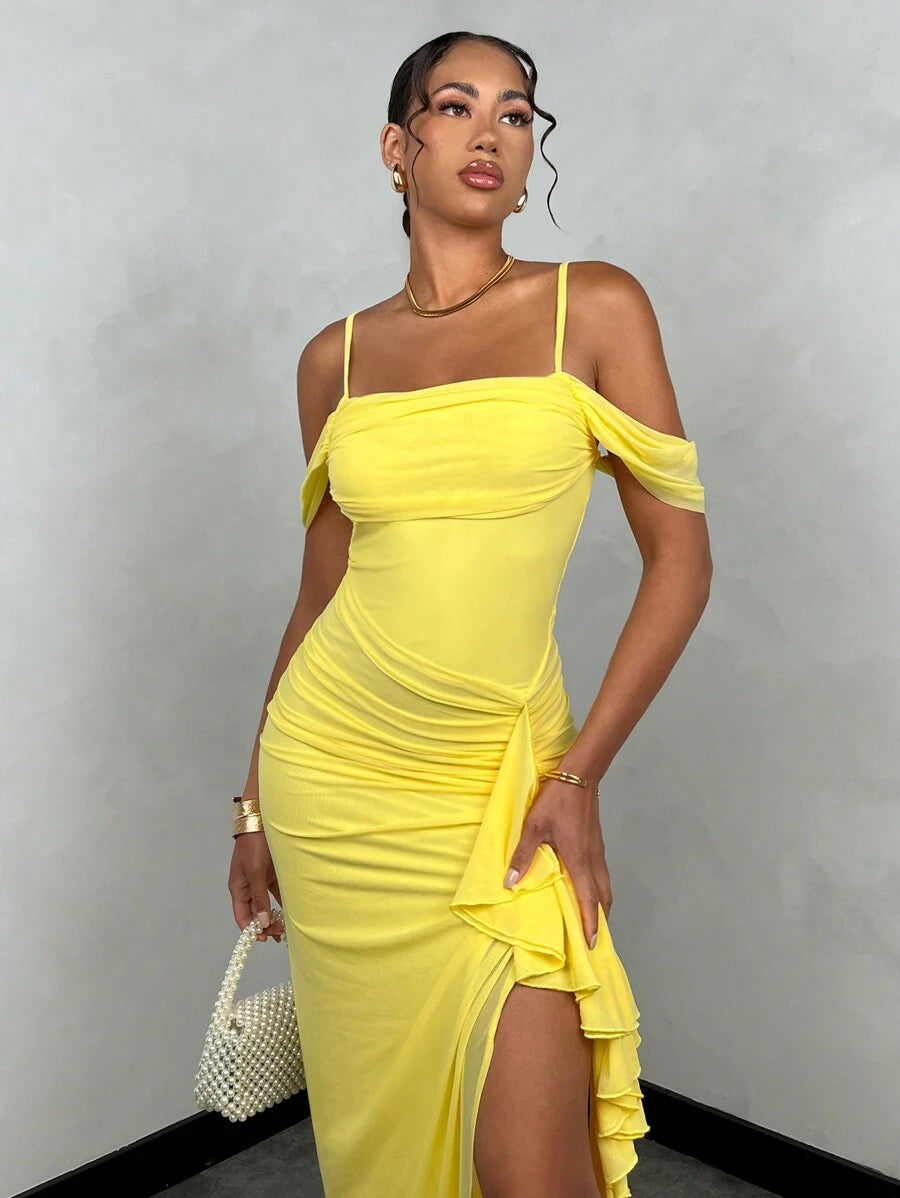 فستان صيفي أصفر اللون من SHEIN BAE برقبة منسدلة وحزام مكشكش وأكمام بشريط وفتحة جانبية عالية