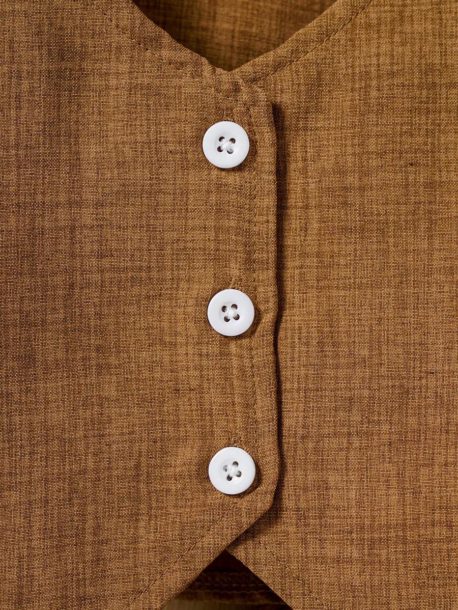 طقم أولادي أنيق من Shein مكوَّن من قميص كم قصير وربطة عنق مع فيست وشورت جاكار