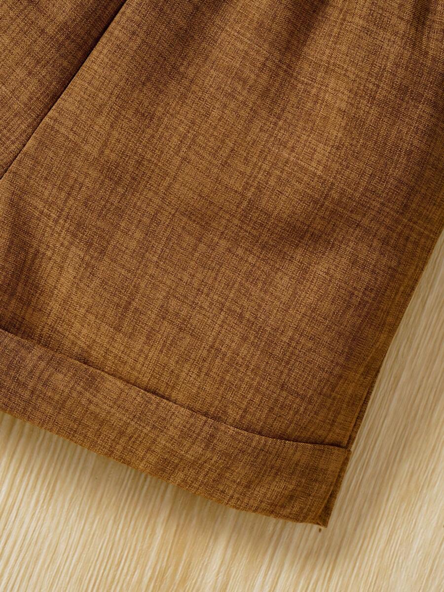 طقم أولادي أنيق من Shein مكوَّن من قميص كم قصير وربطة عنق مع فيست وشورت جاكار