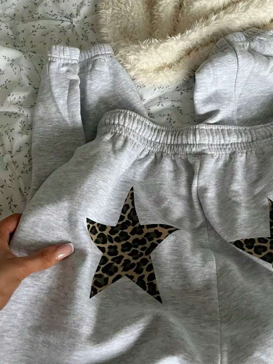 بنطلون رياضي رمادي فاتح من INAWLY Y2K بطبعة جلد النمر والنجوم من Shein