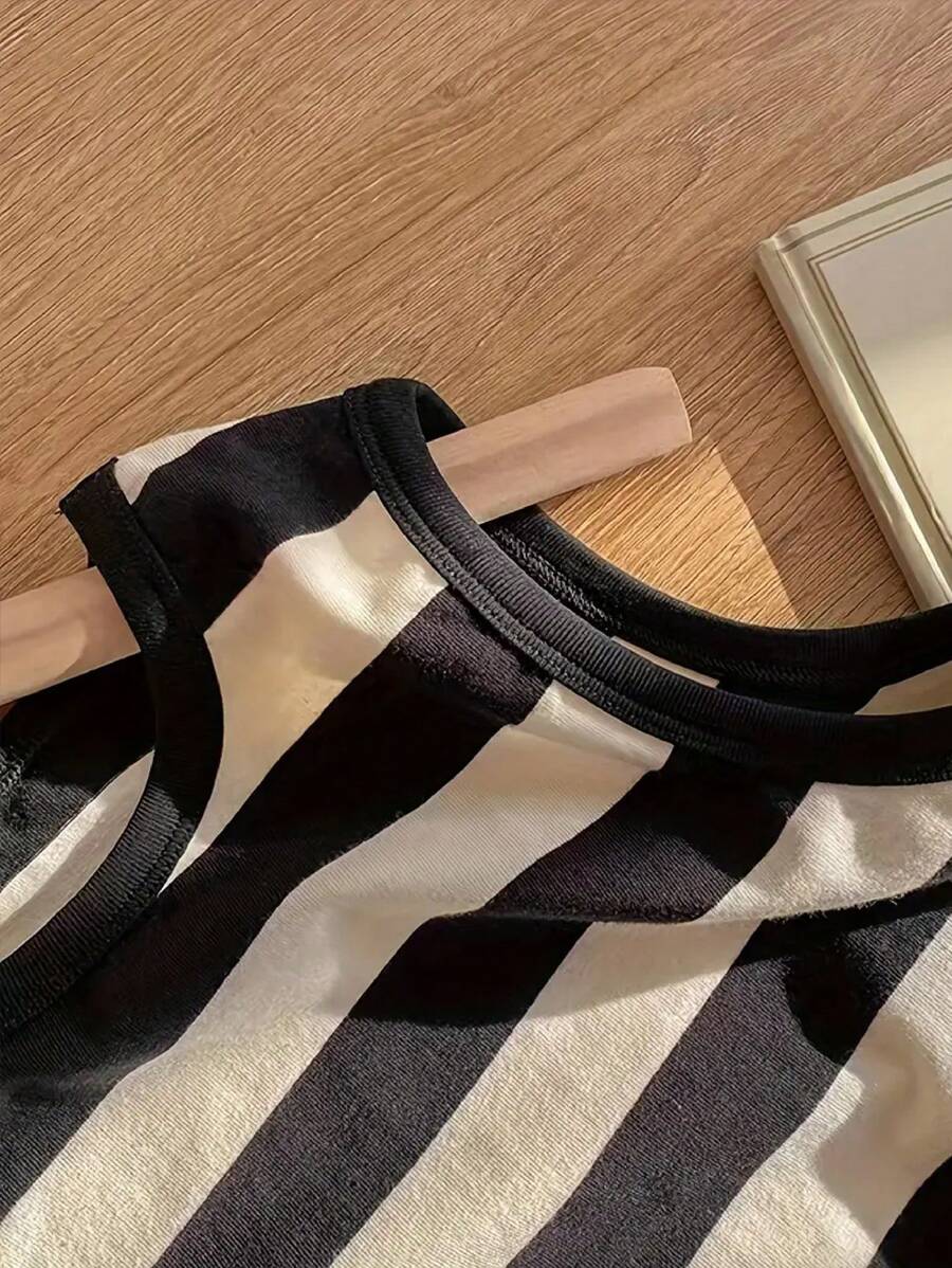 فستان صيفي نسائي-فتاة باللونين الأسود والأبيض – بدون أكمام