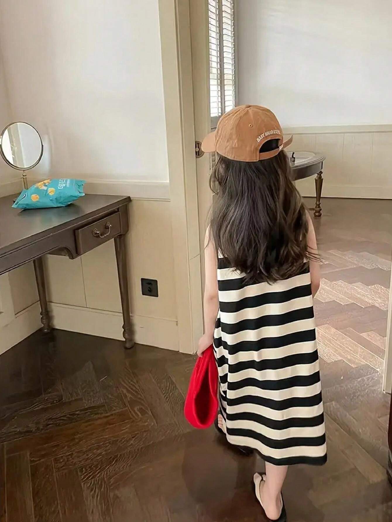 فستان صيفي نسائي-فتاة باللونين الأسود والأبيض – بدون أكمام