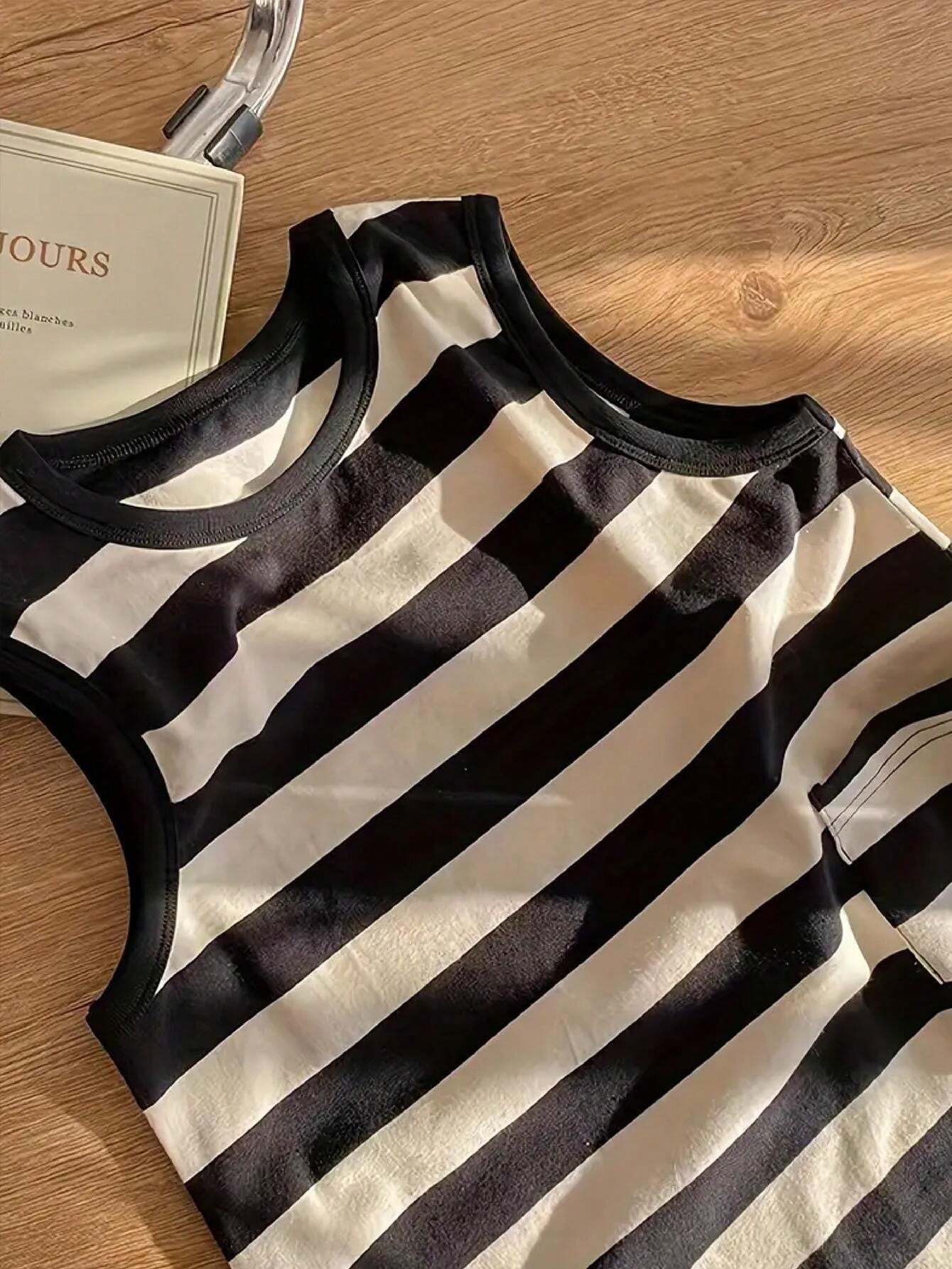 فستان صيفي نسائي-فتاة باللونين الأسود والأبيض – بدون أكمام