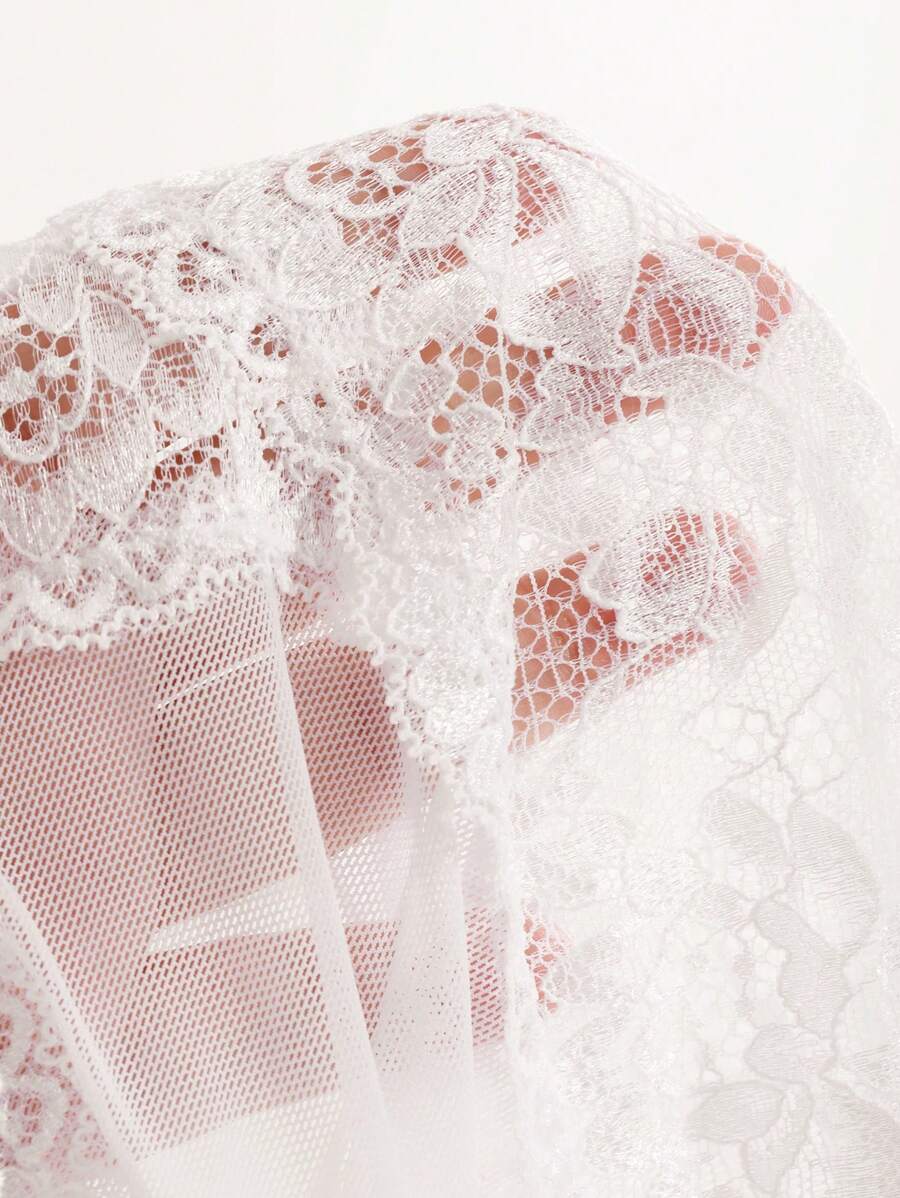 بودي سوت نسائي DAZY دانتيل أبيض مع شبك وظهر مكشوف