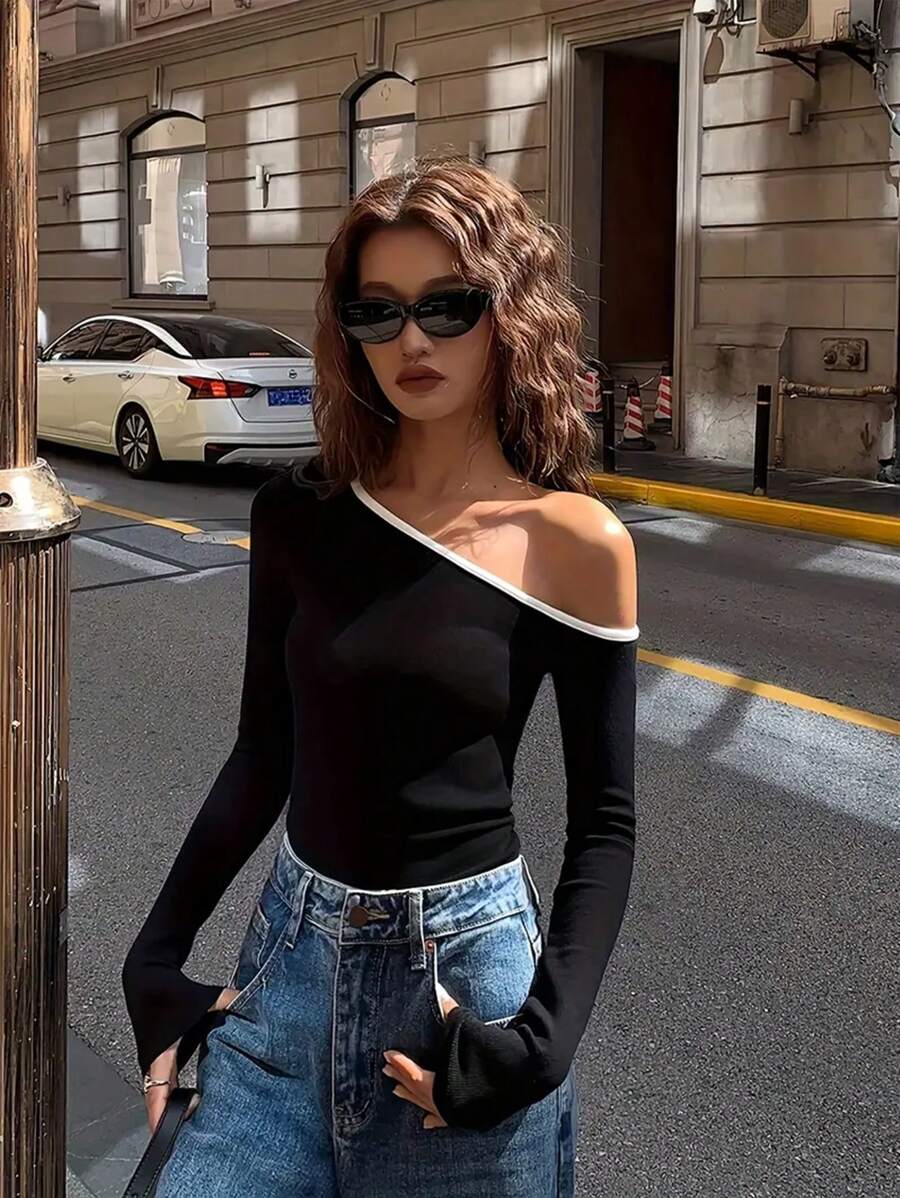 توب نسائي بتصميم كتف مكشوف من كالفايا