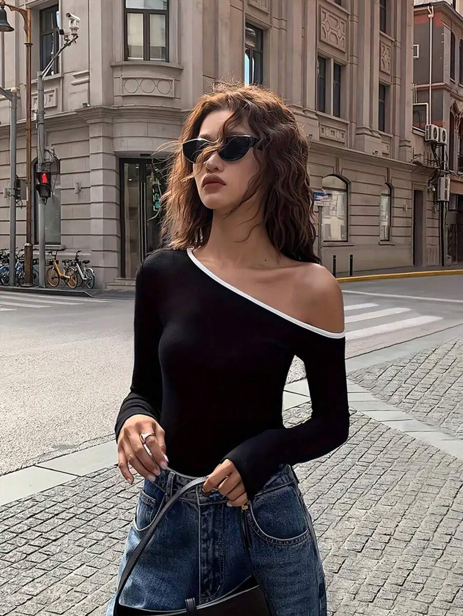 توب نسائي بتصميم كتف مكشوف من كالفايا