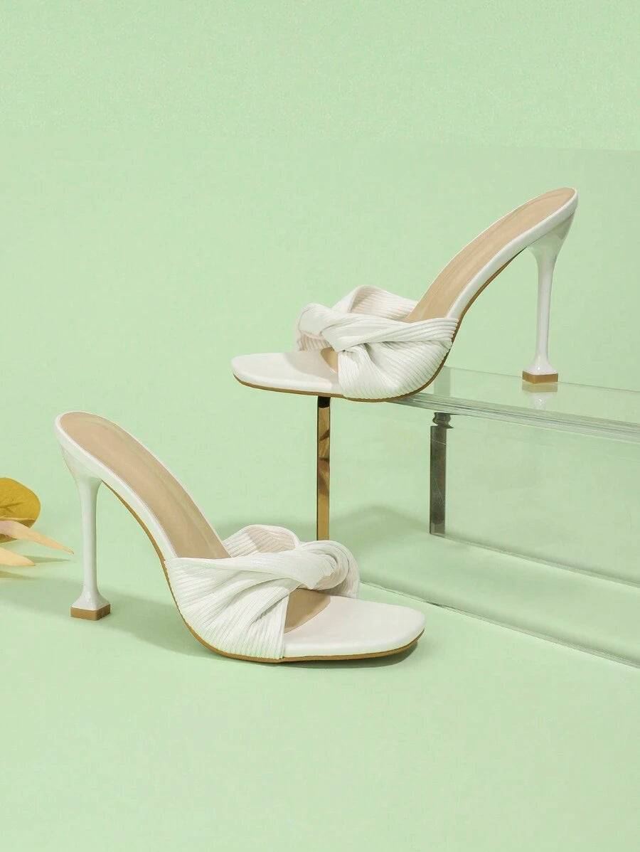 صندل نسائي مريح بكعب عالٍ منقوش بمقدمة مربعة باللون الأسود