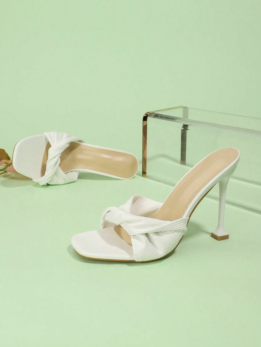 صندل نسائي مريح بكعب عالٍ منقوش بمقدمة مربعة باللون الأسود