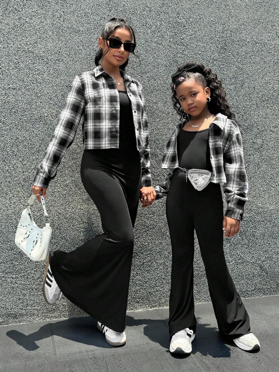 طقم من قطعتين من SHEIN Tween للفتيات الصغيرات، يتكون من جمبسوت محبوك كاجوال وقميص منقوش بأزرار، ملابس متطابقة للأم والطفل (تباع المجموعتان بشكل منفصل)