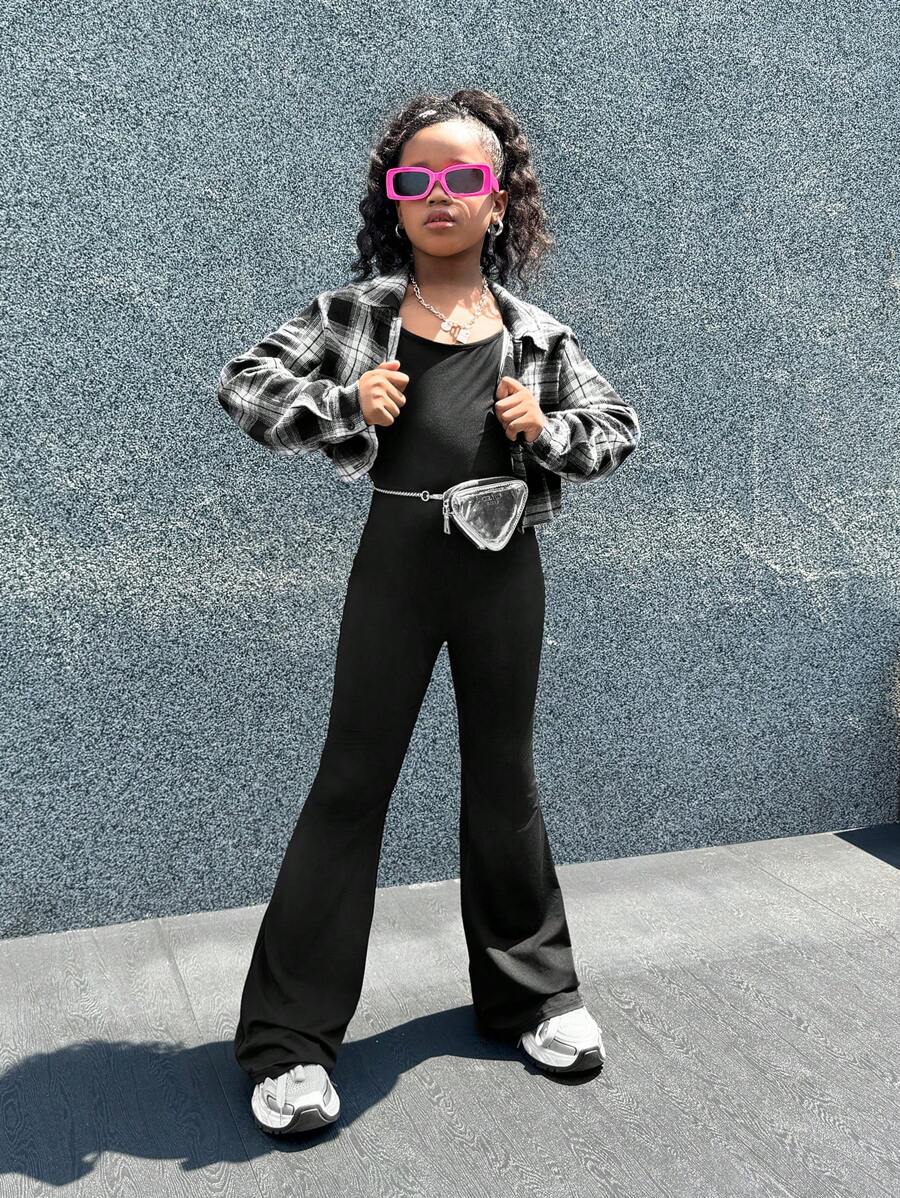 طقم من قطعتين من SHEIN Tween للفتيات الصغيرات، يتكون من جمبسوت محبوك كاجوال وقميص منقوش بأزرار، ملابس متطابقة للأم والطفل (تباع المجموعتان بشكل منفصل)