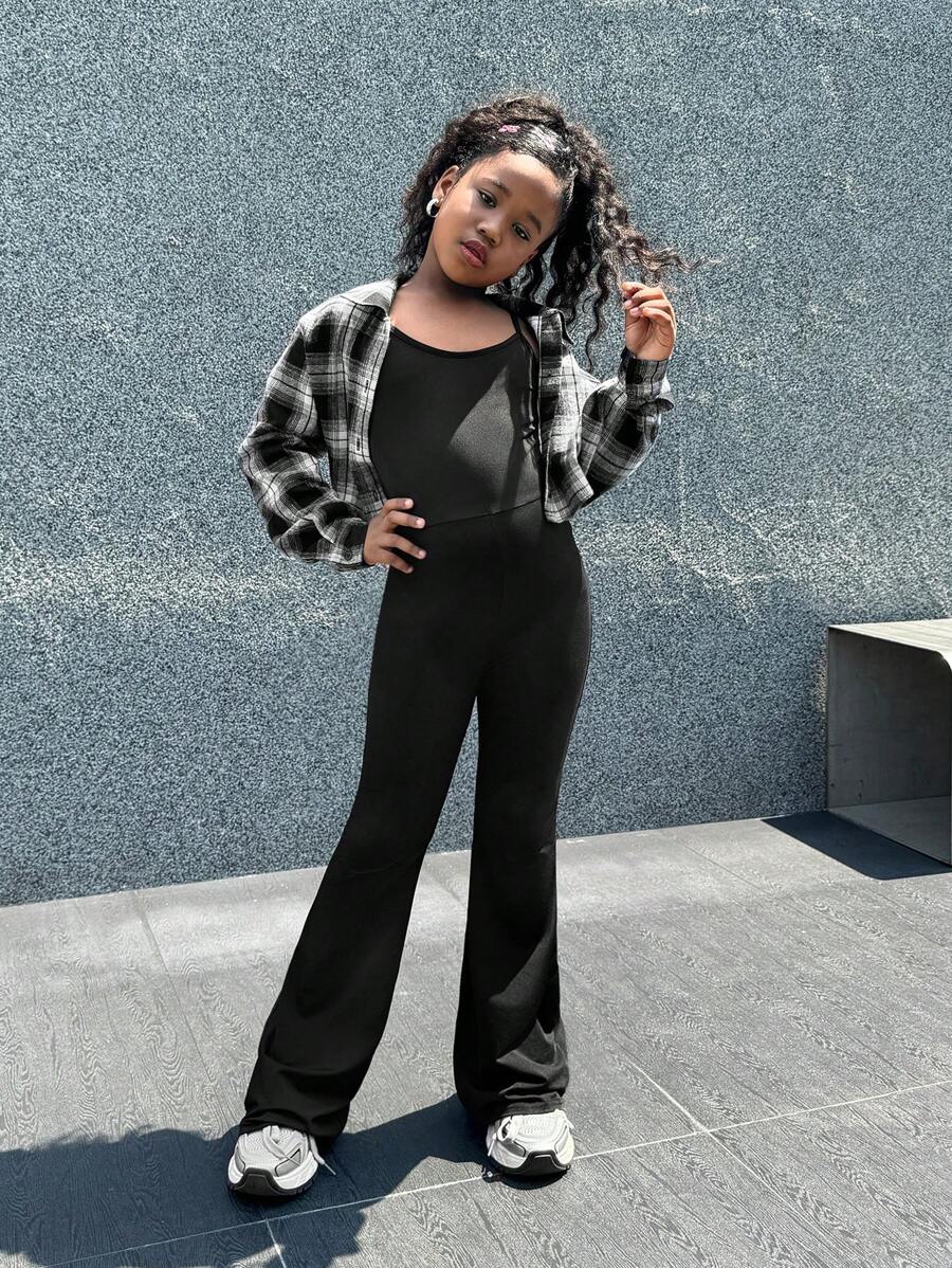 طقم من قطعتين من SHEIN Tween للفتيات الصغيرات، يتكون من جمبسوت محبوك كاجوال وقميص منقوش بأزرار، ملابس متطابقة للأم والطفل (تباع المجموعتان بشكل منفصل)