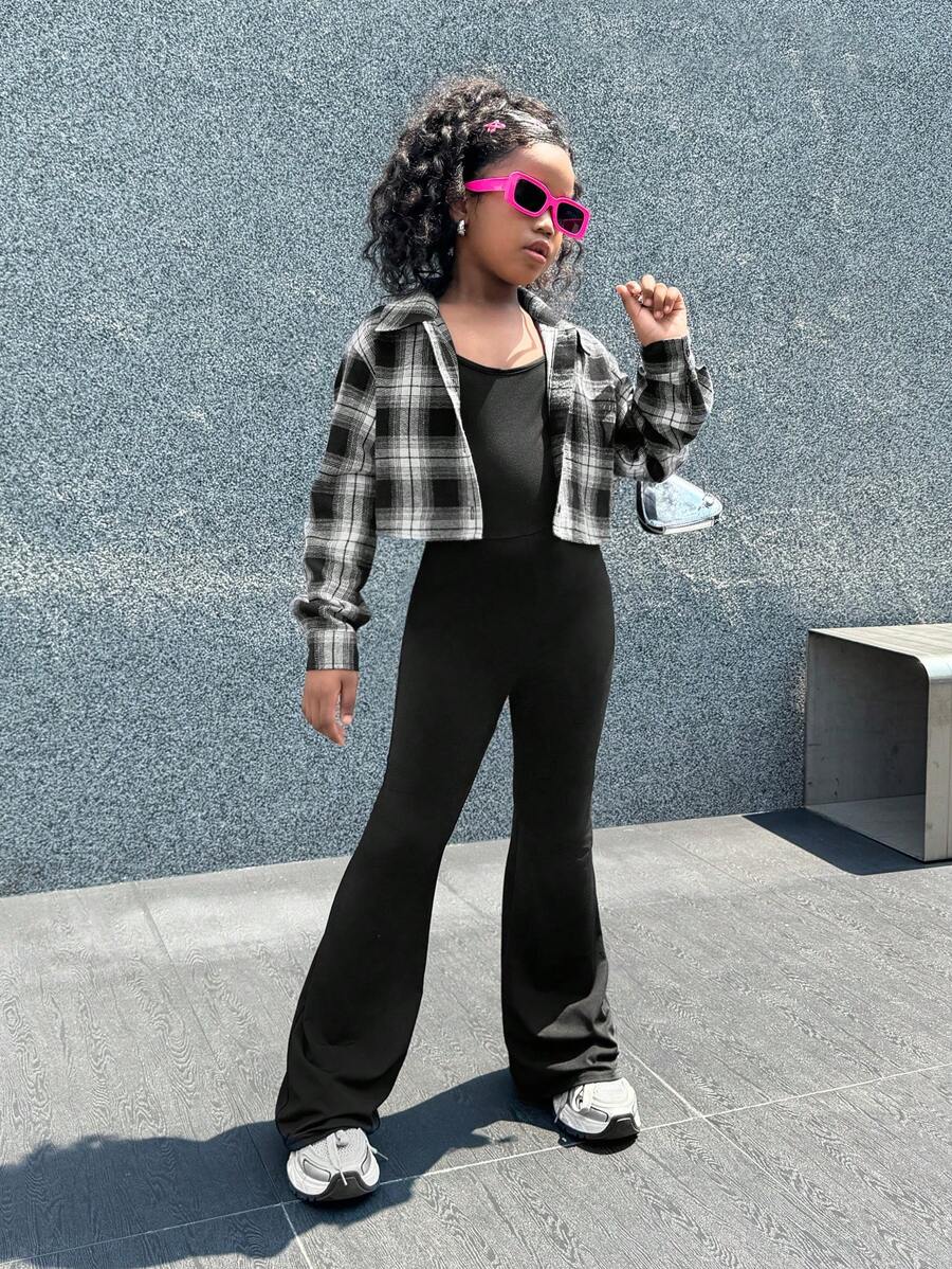 طقم من قطعتين من SHEIN Tween للفتيات الصغيرات، يتكون من جمبسوت محبوك كاجوال وقميص منقوش بأزرار، ملابس متطابقة للأم والطفل (تباع المجموعتان بشكل منفصل)