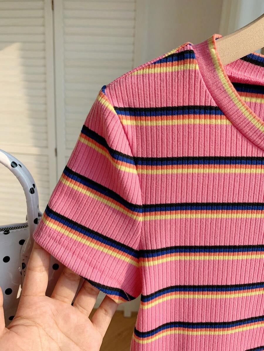 تيشيرت نسائي محبوك بخطوط ملوّنة – تصميم ضيّق عصري