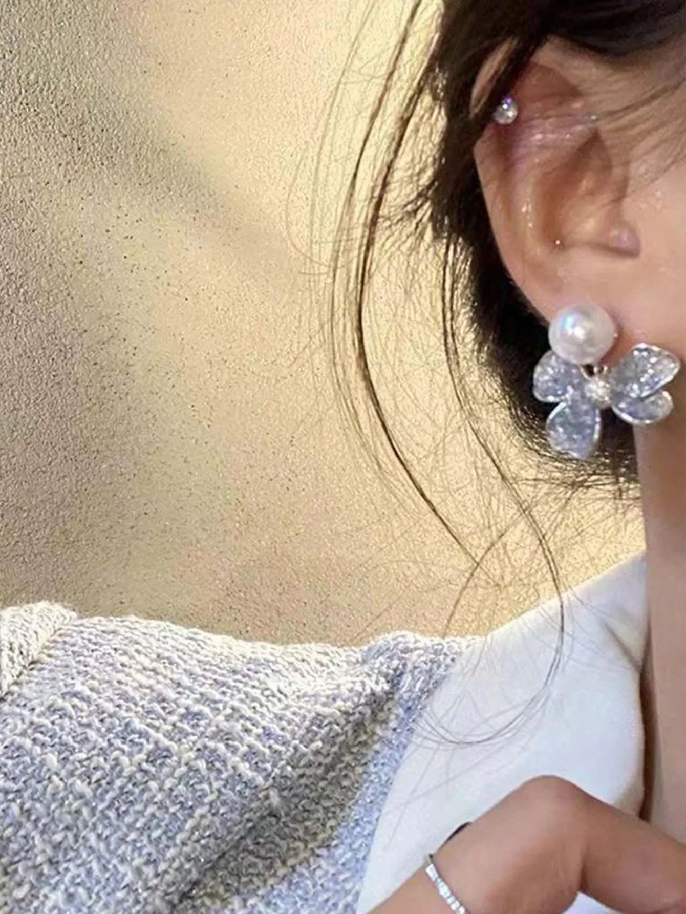 زوج واحد من الأقراط العصرية المزينة بزهرة السوسن من اللؤلؤ الصناعي