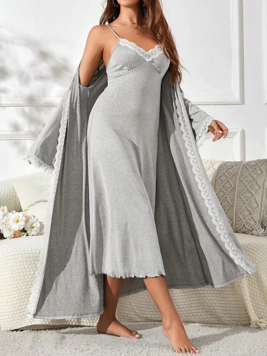 طقم بيجامة أنيق بأكمام طويلة وحواف دانتيل للنساء مع فستان بيجامة بأشرطة رفيعة