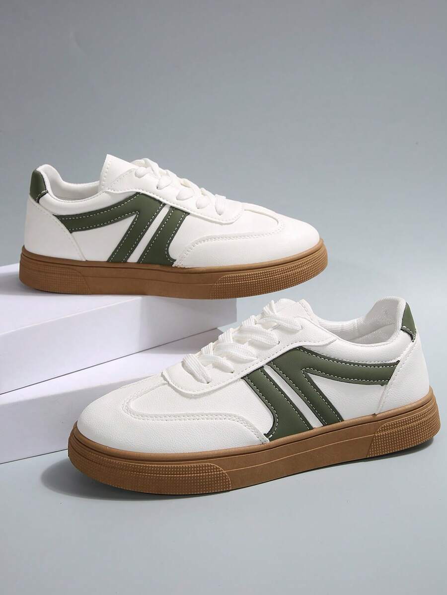 حذاء رياضي رجالي أبيض بتفاصيل خضراء من Shein