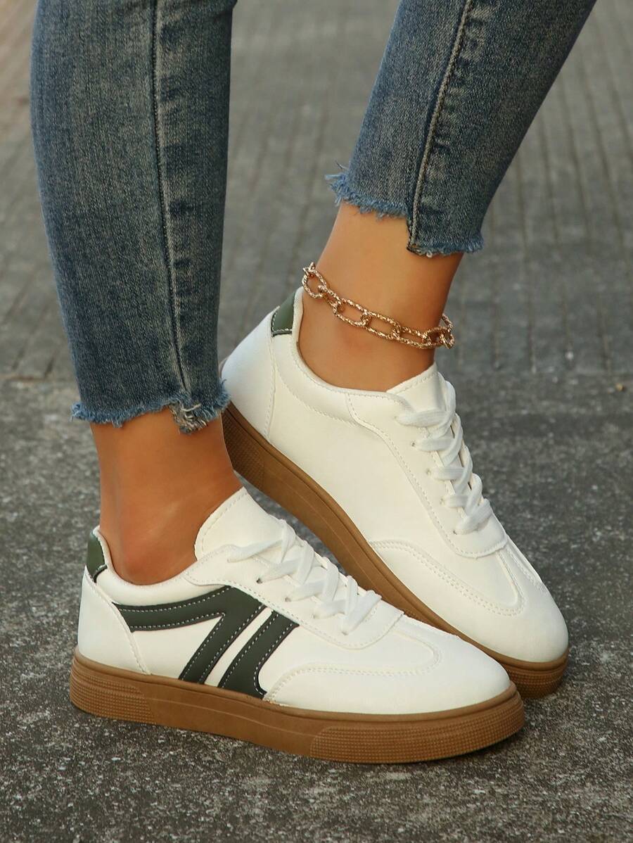 حذاء رياضي رجالي أبيض بتفاصيل خضراء من Shein