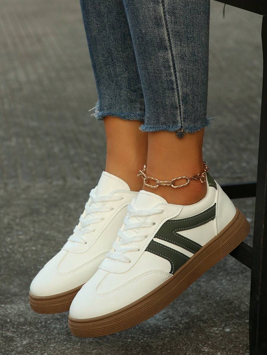 حذاء رياضي رجالي أبيض بتفاصيل خضراء من Shein