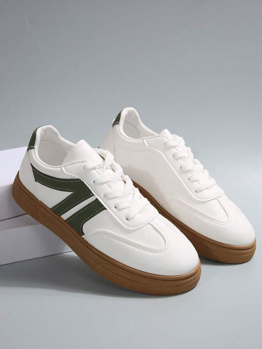 حذاء رياضي رجالي أبيض بتفاصيل خضراء من Shein