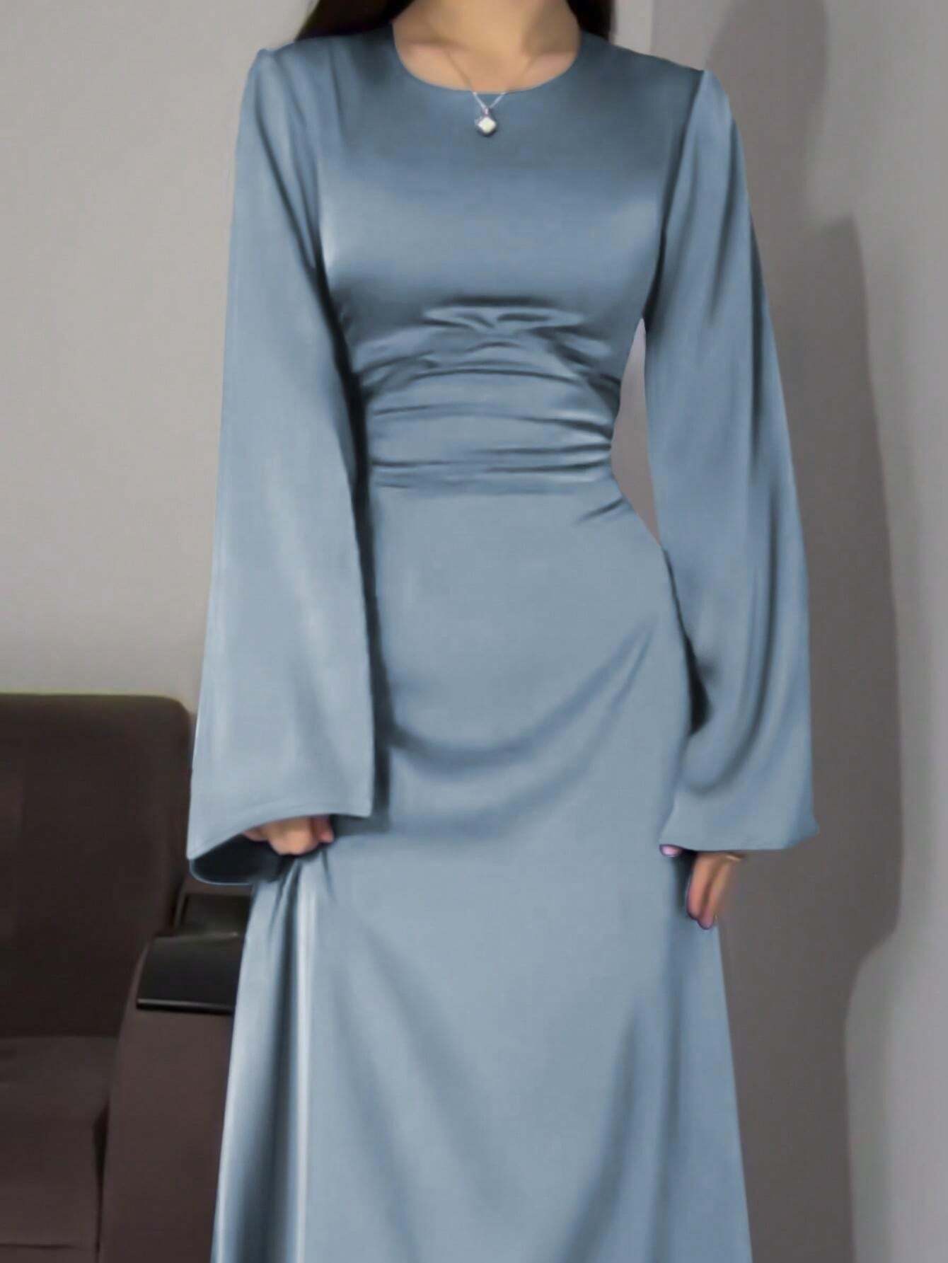 فستان نسائي طويل محتشم أنيق بلون سادة وأكمام جرس ورباط من الخلف على طراز الشرق الأوسط