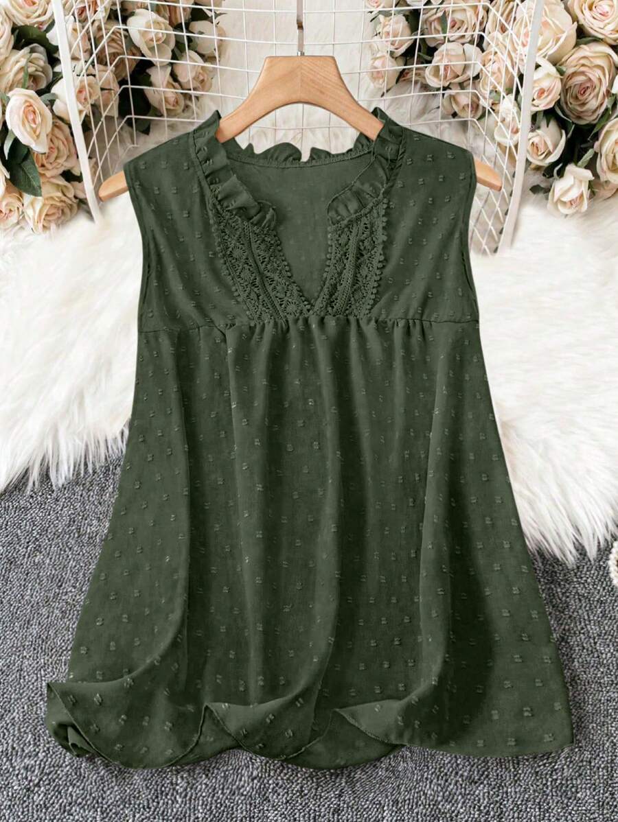 بلوزة  مقاس كبير بلون سادة – بدون أكمام بياقة V وتفاصيل دانتيل وكشكش أنثوية