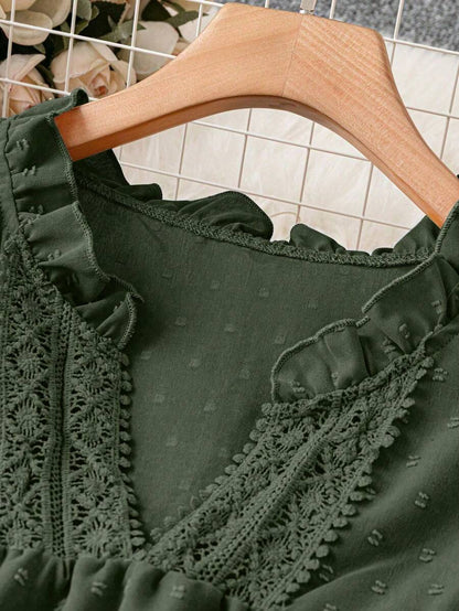 بلوزة  مقاس كبير بلون سادة – بدون أكمام بياقة V وتفاصيل دانتيل وكشكش أنثوية