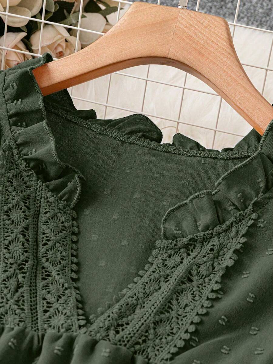 بلوزة  مقاس كبير بلون سادة – بدون أكمام بياقة V وتفاصيل دانتيل وكشكش أنثوية