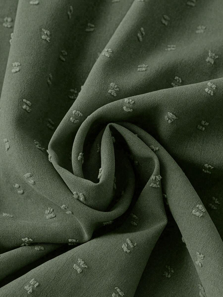 بلوزة  مقاس كبير بلون سادة – بدون أكمام بياقة V وتفاصيل دانتيل وكشكش أنثوية