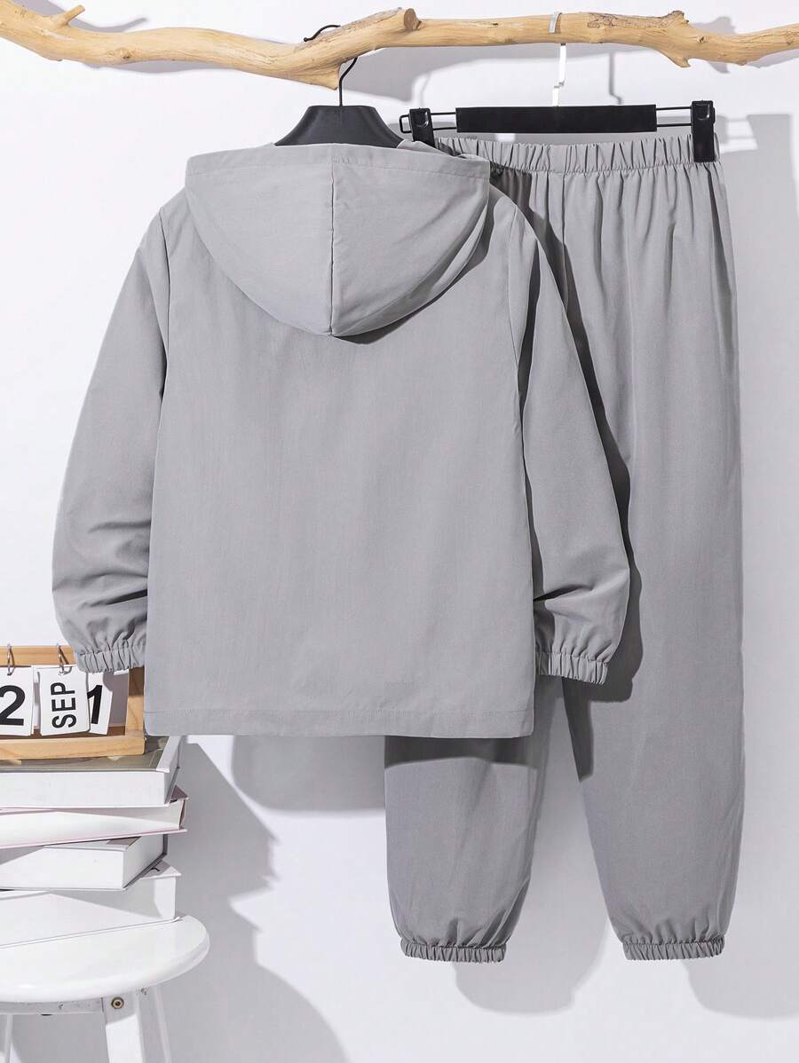 طقم شي ان للأولاد من قطعتين - جاكيت بغطاء رأس وسحاب وبنطال برباط، بتصميم رياضي كاجوال مناسب للخريف/الشتاء