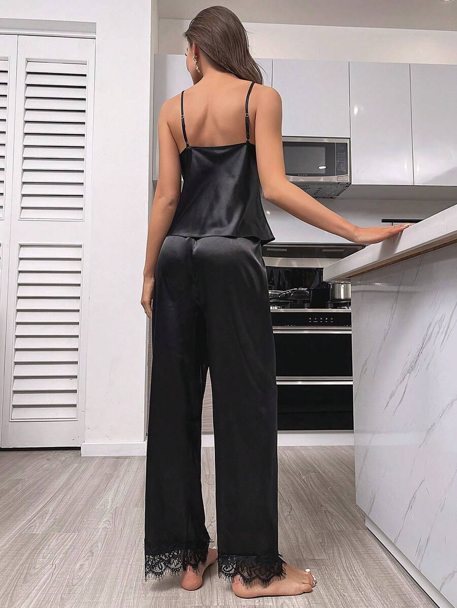 طقم بيجامة ساتان من SilkySpell بكامي دانتيل وبنطال