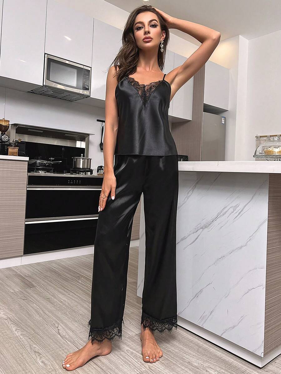 طقم بيجامة ساتان من SilkySpell بكامي دانتيل وبنطال