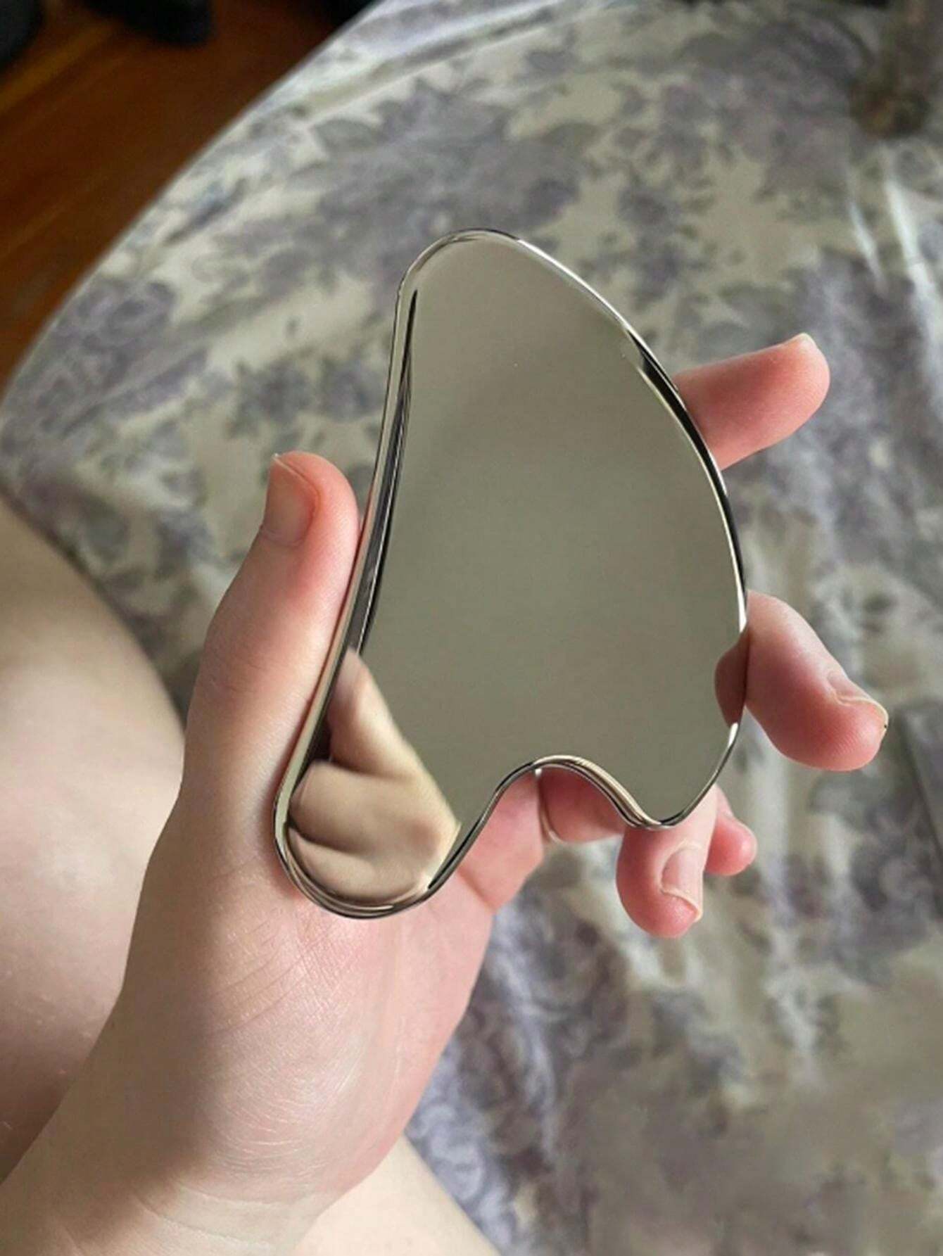 أداة غواشا قلبية الشكل من الستانلس ستيل للتدليك وشد البشرة – فضي