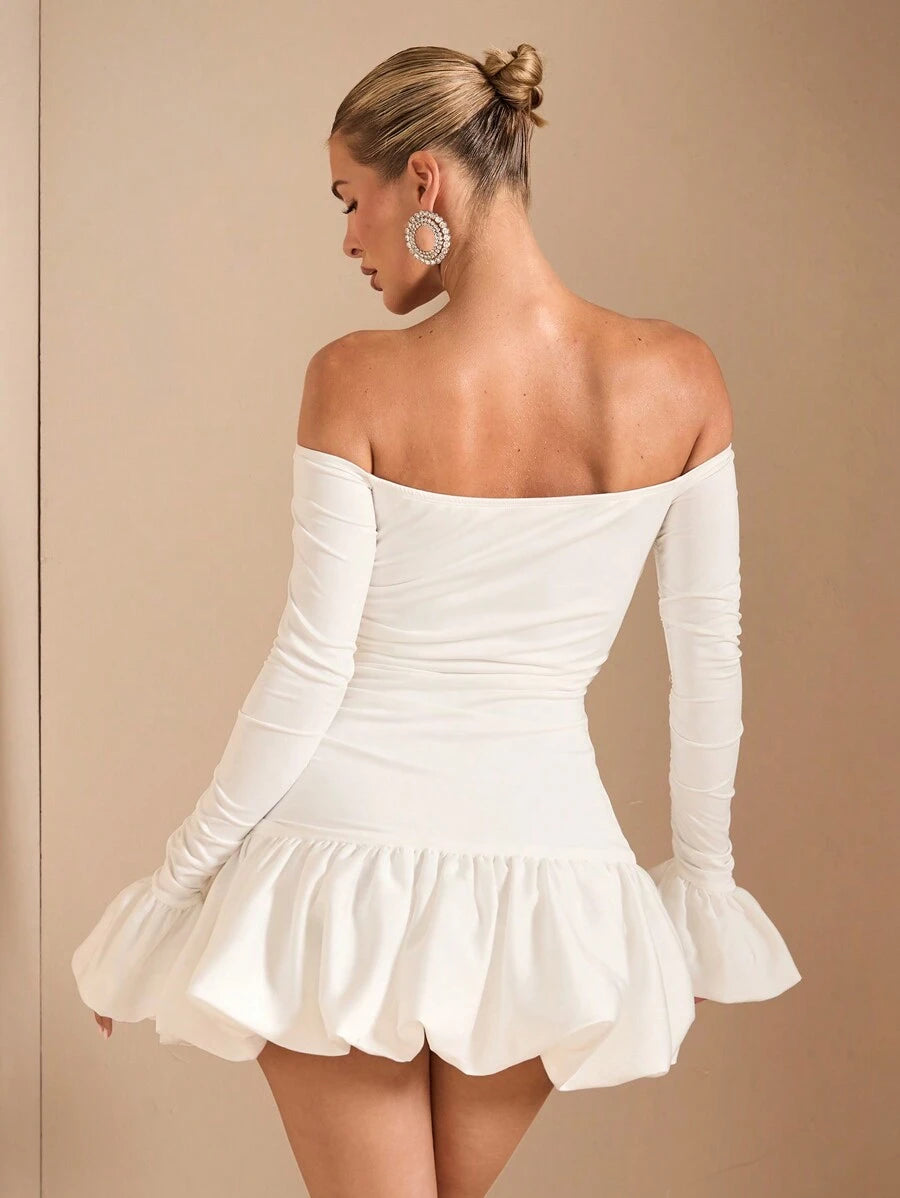 فستان قصير أنيق مكشوف الأكتاف من SHEIN BAE