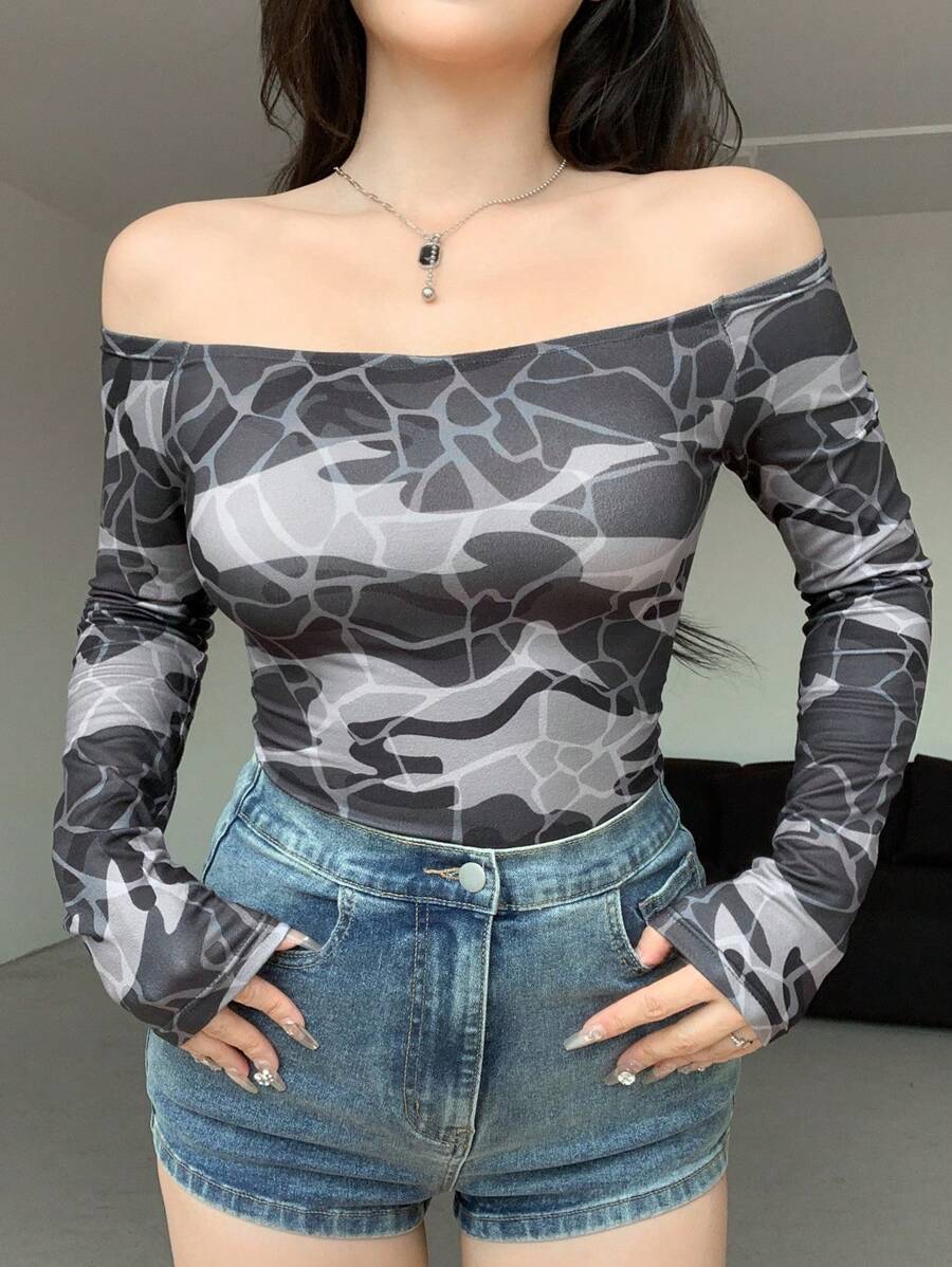 بلوزة ضيّقة بأكمام طويلة وبتصميم أوف شولدر تُظهر الأكتاف بالكامل