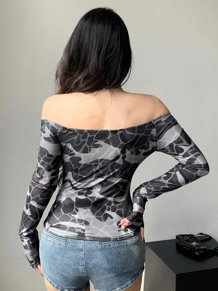 بلوزة ضيّقة بأكمام طويلة وبتصميم أوف شولدر تُظهر الأكتاف بالكامل
