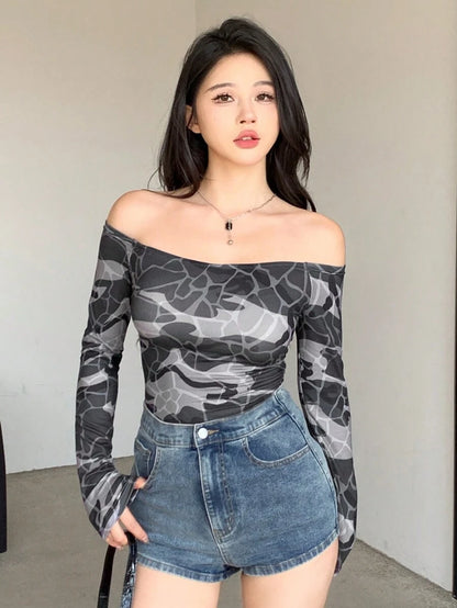 بلوزة ضيّقة بأكمام طويلة وبتصميم أوف شولدر تُظهر الأكتاف بالكامل