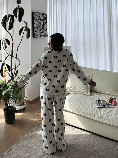 بيجامه بناتي (قطعتين): تيشيرت بأكمام طويلة ورقبة دائرية وبنطلون بنقشة فيونكات من شي إن